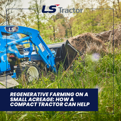 Un tracteur compact transportant du compost dans une exploitation agricole régénérative